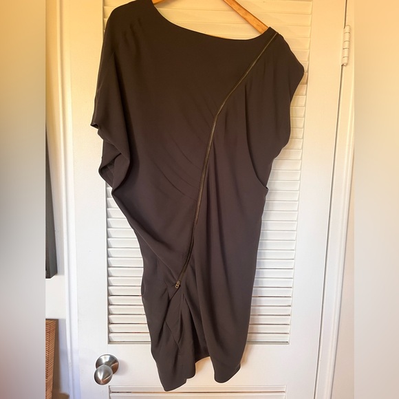 Asymmetrical zip dress by ACNE with detachable belt. Brown/grey size 38. - Picture 2 of 9